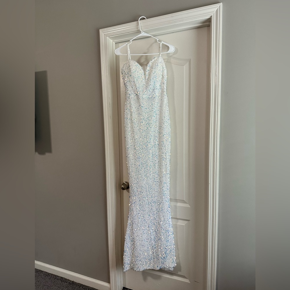Women’s dress. White.Never worn. Still has tag. Strapless. Size medium.